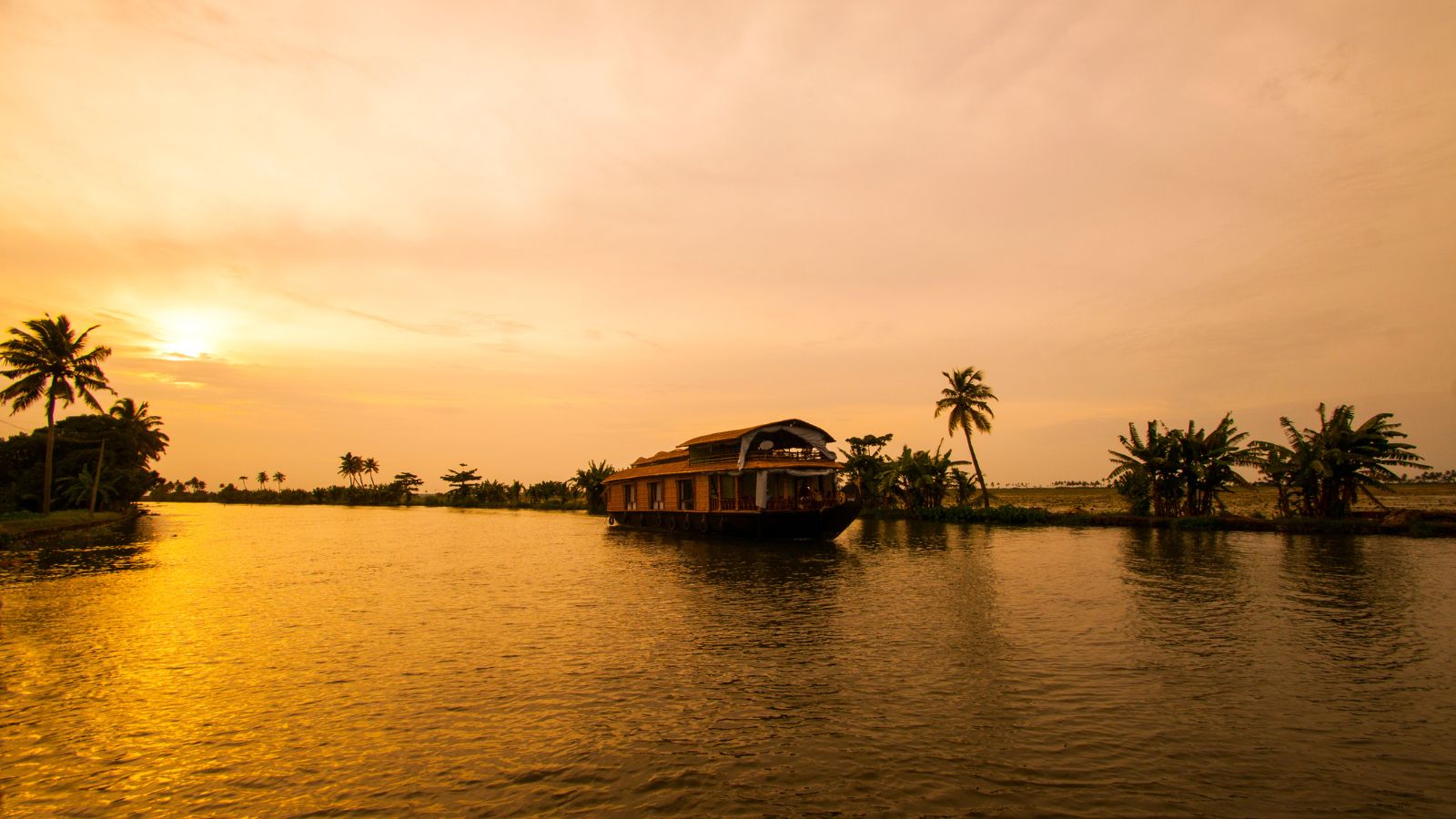 05 Days Kerala Tour with Houseboat & Athirappilly